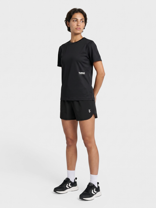 hmlPULSE WORKOUT W T-SHIRT S/S, BLACK, model