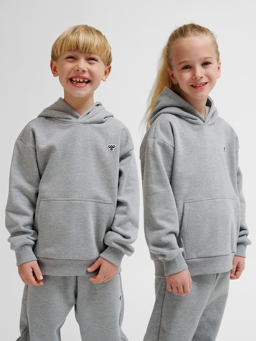hmlJR LOOSE HOODIE BEE, GREY MELANGE, model