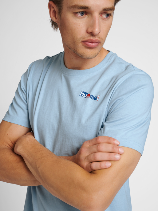hmlIC MARTY T-SHIRT, CELESTIAL BLUE, model