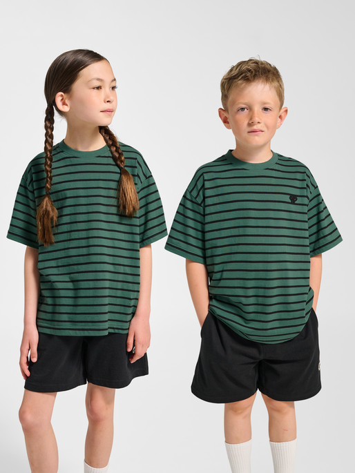 hmlJR LOOSE STRIPED T-SHIRT S/S BEE, SMOKE PINE, model