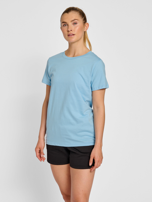 hmlRED HEAVY T-SHIRT S/S WOMAN, BLUE BELL, model