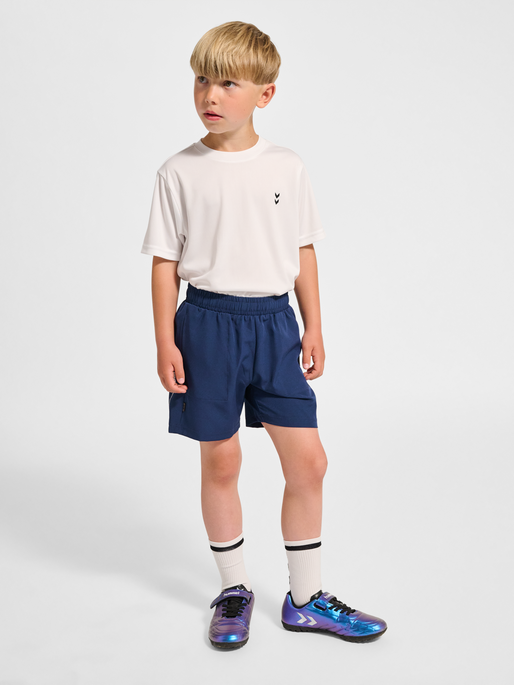 hmlJR PULSE WORKOUT SHORTS, DRESS BLUES, model