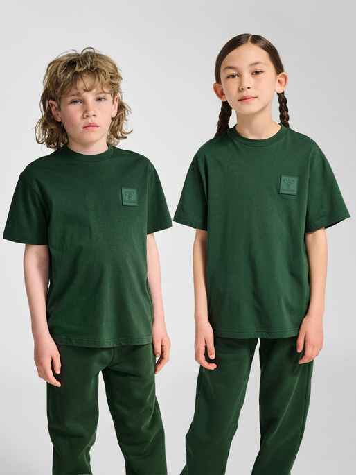 hmlCLEAN T-SHIRT S/S, DARK GREEN, model