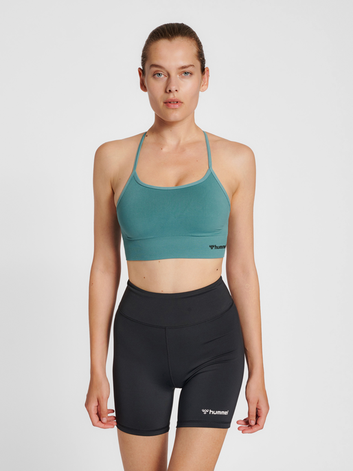 hmlTIFFY SEAMLESS SPORTS TOP, NORTH ATLANTIC, model