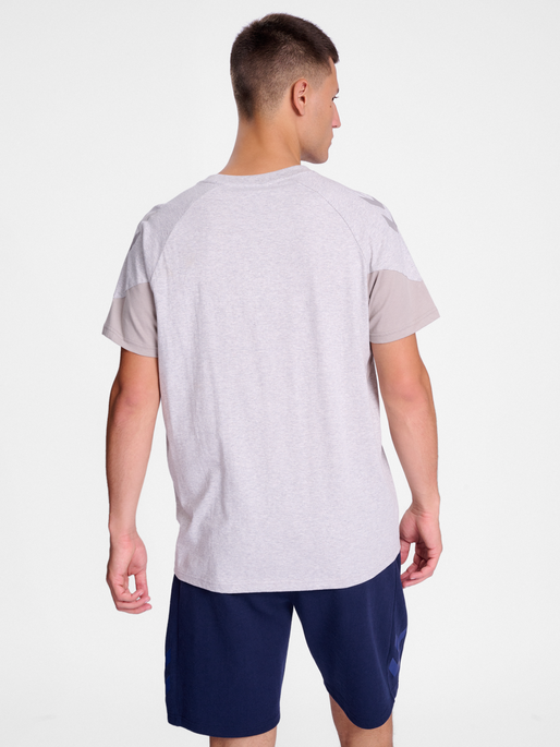 hmlTRAVEL T-SHIRT S/S, LIGHT GREY MELANGE, model