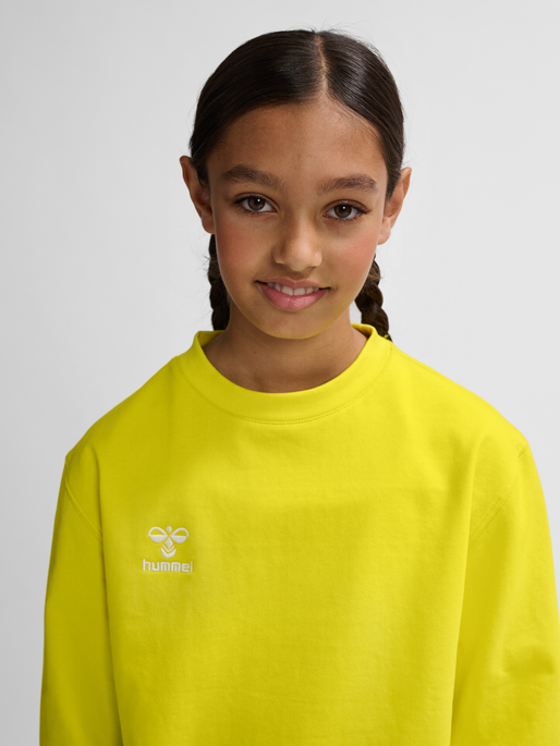 hmlGO 2.0 SWEATSHIRT KIDS, BLAZING YELLOW, model