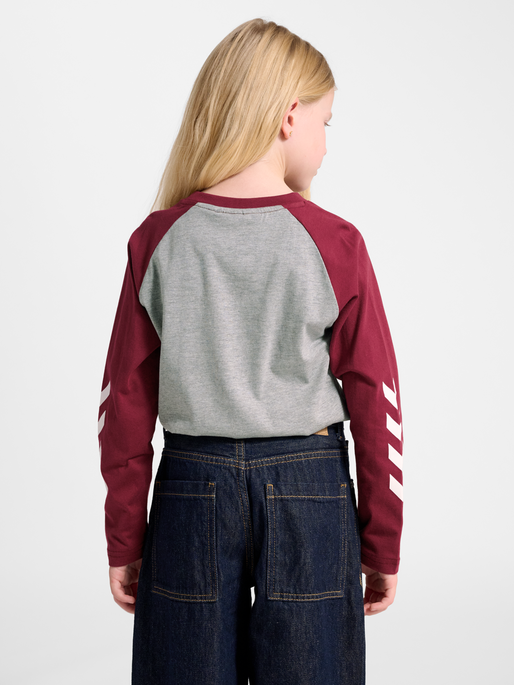 hmlJR LOGO T-SHIRT L/S, CHOCOLATE TRUFFLE, model