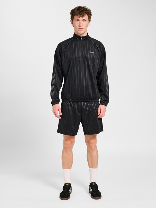 hmlSTRIPE HALFZIP, BLACK, model