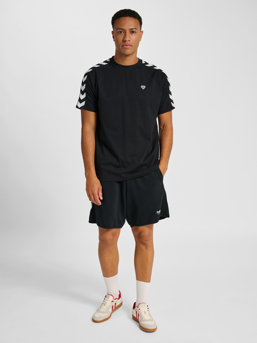 hmlARCHIVE LOOSE T-SHIRT S/S, BLACK hmlARCHIVE LOOSE T-SHIRT S/S, BLACK, model