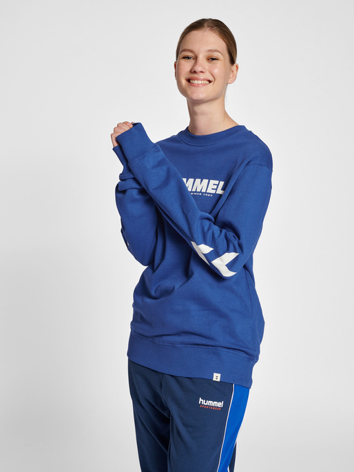 hmlLEGACY SWEATSHIRT, MAZARINE BLUE, model