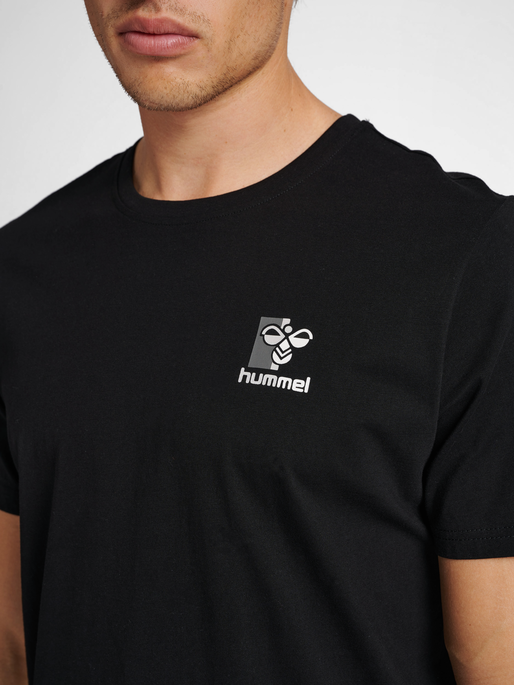 hmlIC MARTY T-SHIRT, BLACK, model
