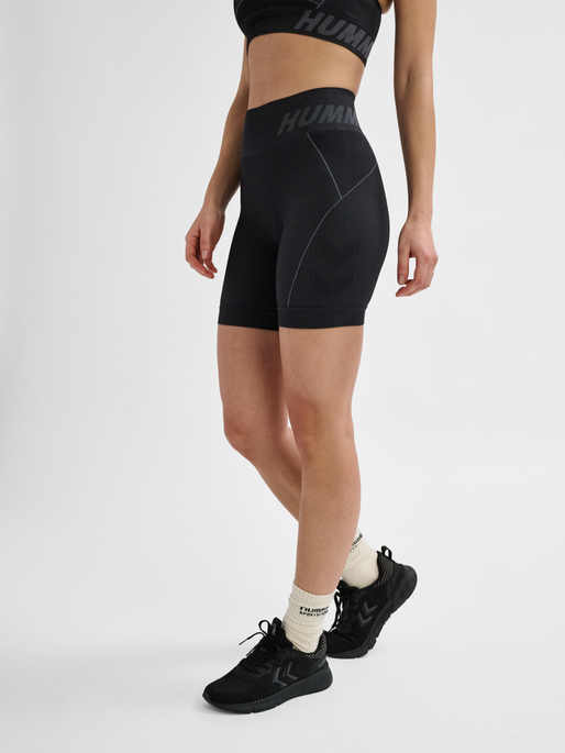 hmlTE CHRISTEL SEAMLESS SHORTS, BLACK, model