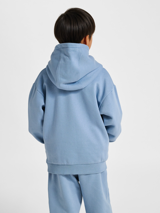 hmlJR LOOSE HOODIE BEE, FADED DENIM, model
