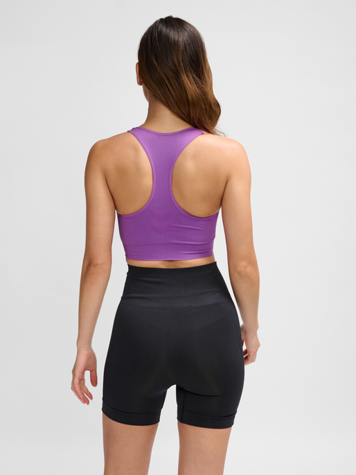 hmlTIF SEAMLESS SPORTS TOP, DEWBERRY, model