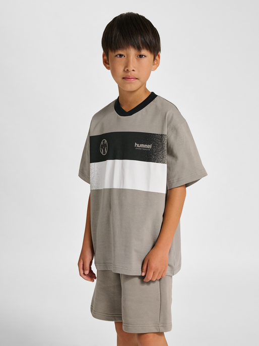 hmlJR LOOSE CHANGE T-SHIRT SS, ROCK RIDGE, model