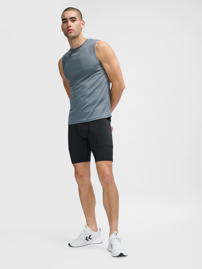 hmlTE FLEX TANKTOP, STORMY WEATHER, model