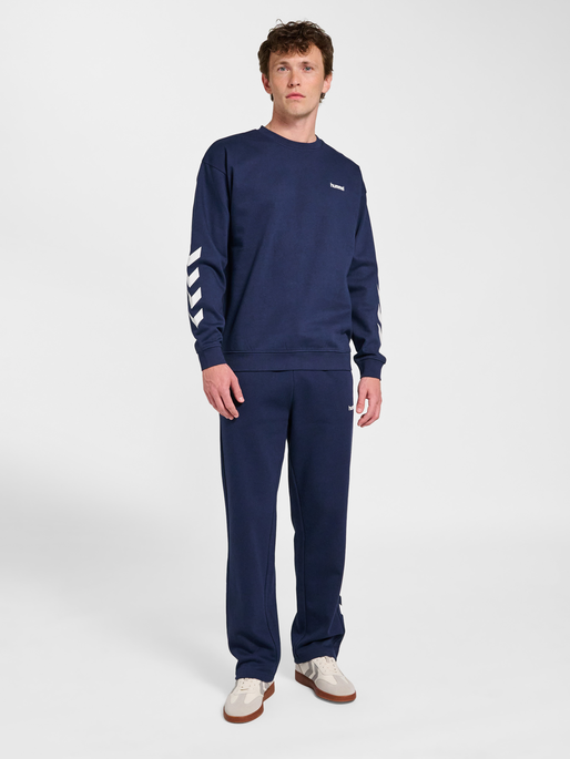 hmlSW CHEVRON ATHLETIC SWEAT PANTS, DRESS BLUES, model