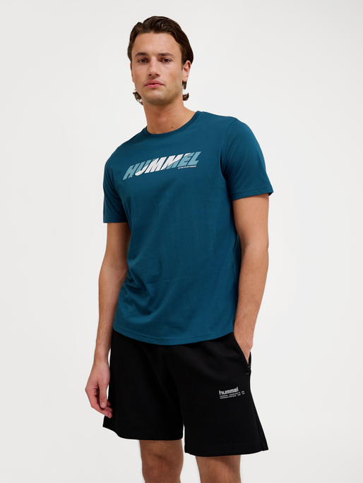 hmlGRAPHIC BOLD LOGO TEE, REFLECTING POND, model