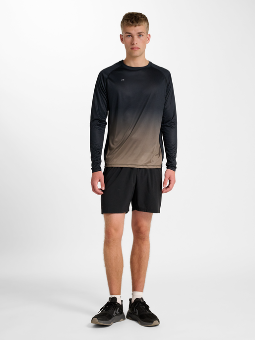 nwlBEAT GRADIENT T-SHIRT L/S, BLACK IRIS, model