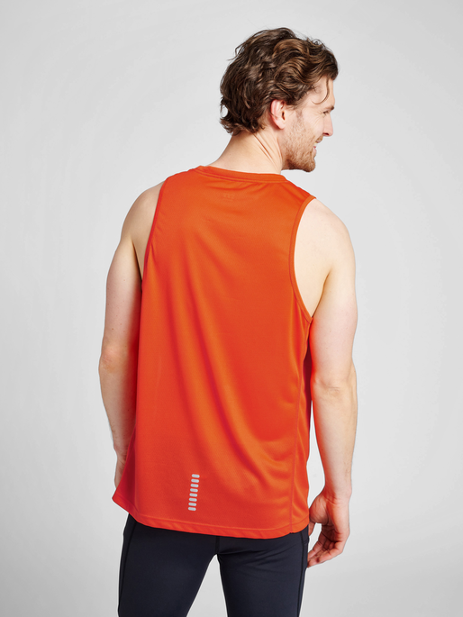 MEN RUNNING SINGLET, SPICY ORANGE, model