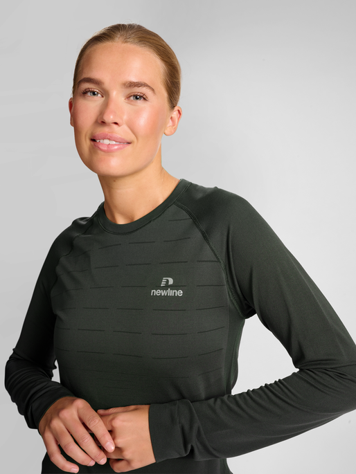 nwlPACE LS SEAMLESS WOMAN, BELUGA, model