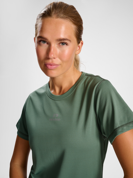 nwlBEAT POLY TEE WOMAN, LAUREL WREATH, model