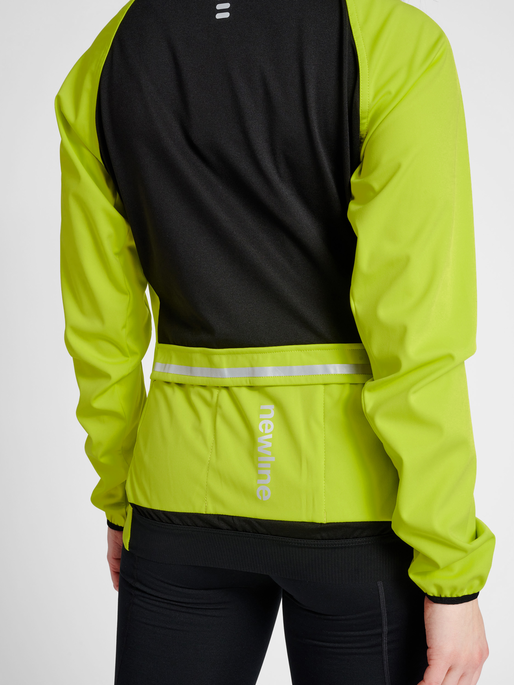 WOMENS CORE BIKE THERMAL JACKET, EVENING PRIMROSE, model