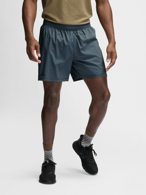 nwlPERFORM KEY POCKET SHORTS, DARK SLATE, model