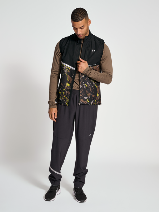 nwlGILBERT GILET MEN, TERRAIN AOP, model