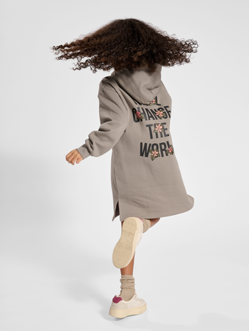 stsAMANDA DRESS, ROASTED CASHEW, model