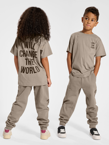 stsREVOLUTION T-SHIRT S/S, ROASTED CASHEW, model