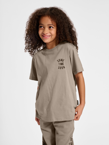 stsREVOLUTION T-SHIRT S/S, ROASTED CASHEW, model